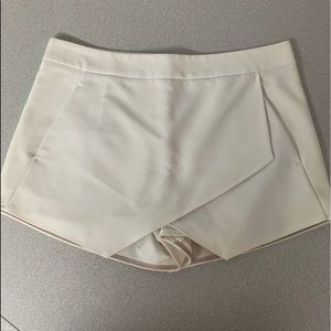 Express skort off white size 6